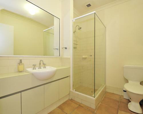 Ocean Sunsets - 2 Bedroom Converted Warehouse Apartment