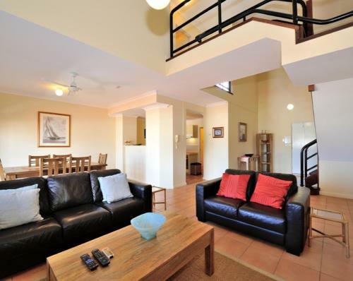 Ocean Sunsets - 2 Bedroom Converted Warehouse Apartment