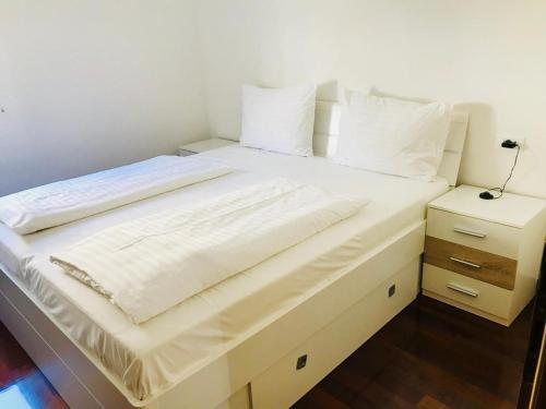 Apartments By The Sea Makarska - 16650