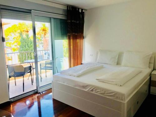 Apartments By The Sea Makarska - 16650