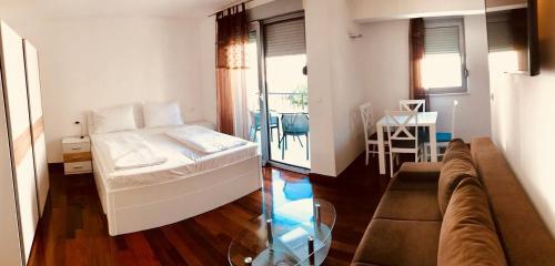 Apartments By The Sea Makarska - 16650