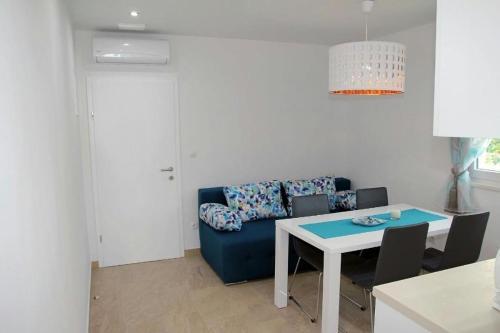 Apartments By The Sea Makarska - 16786