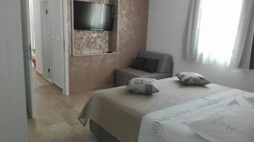Apartments By The Sea Makarska - 16786