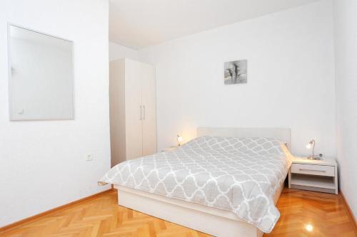 Apartments With A Parking Space Makarska - 16430