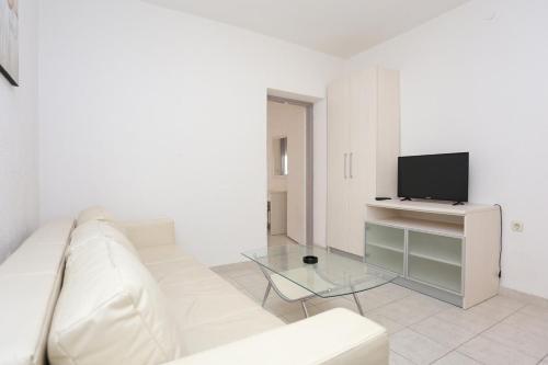 Apartments With A Parking Space Makarska - 16430