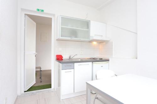 Apartments With A Parking Space Makarska - 16430
