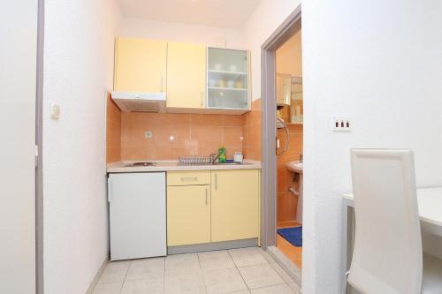 Apartments With A Parking Space Makarska - 16430