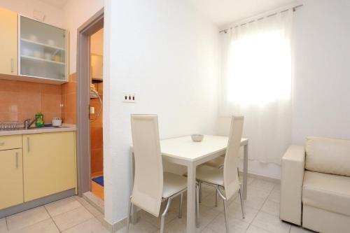 Apartments With A Parking Space Makarska - 16430