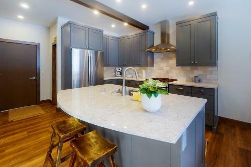 Remodeled Mountain-view Escape