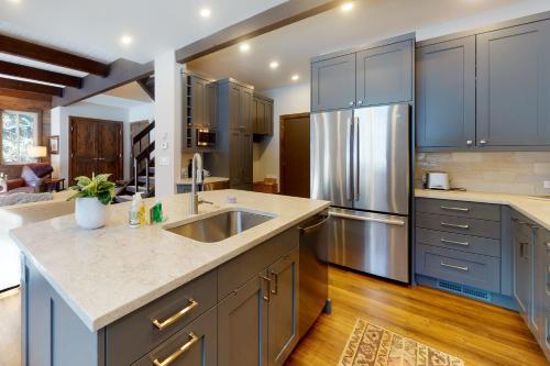 Remodeled Mountain-view Escape
