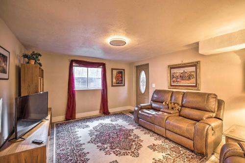 Pet-friendly Elizabeth Apartment On 3 Acres!
