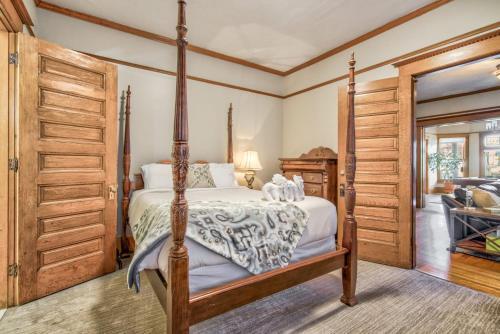 8br Downtown, Pool Table & Mini Golf, Foosball