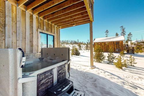 Cabin Getaway & Stonewood Lodge