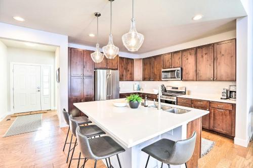 Stunning Alpine Home With Hot Tub Hike And Ski!
