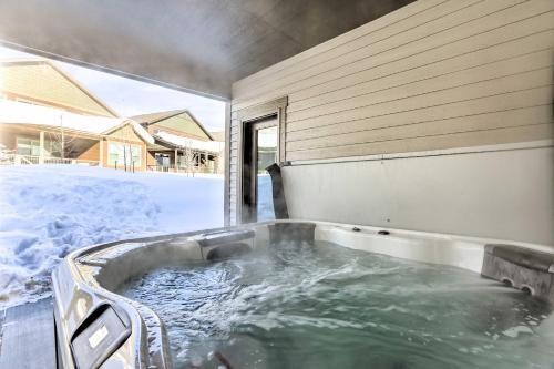Stunning Alpine Home With Hot Tub Hike And Ski!