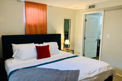 Lower Mable Unit, Denver New Kitchen & 2 King Beds