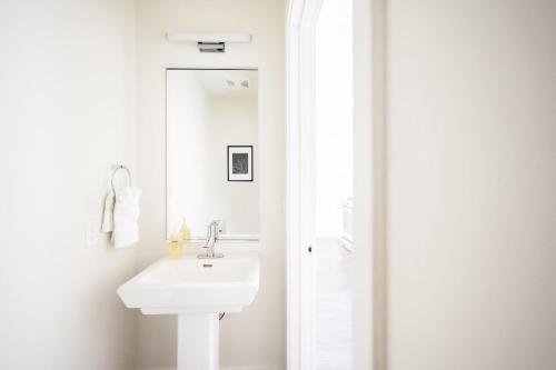 Skyline Blue Modern Loft - Espadin Lohi