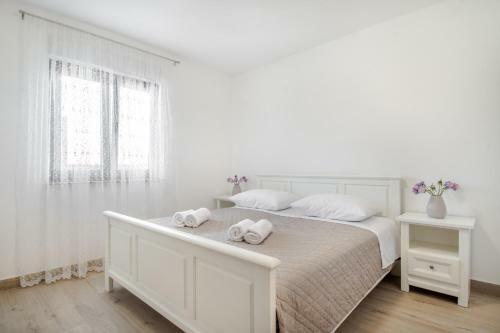 Luxury Apartments Alkar With Swimming Pool