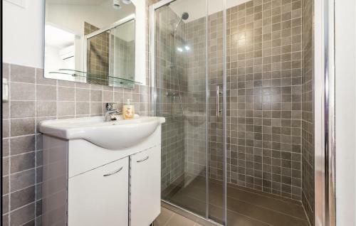 Two-bedroom Apartment In Brodarica