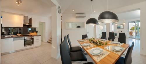 Magnificent Villa With Pool,sea View,bbq,sauna