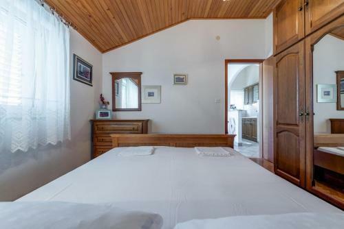 Apartments By The Sea Pisak, Omis - 17056