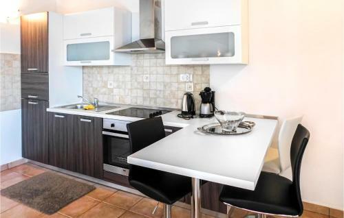 Nice Apartment In Palit With Wifi