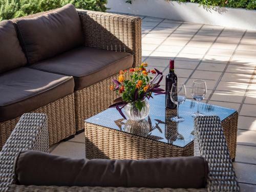 Luxury Villa On The Beach With Sunny Garden, Parking