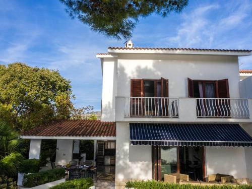 Luxury Villa On The Beach With Sunny Garden, Parking