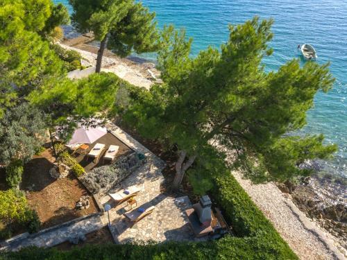 Luxury Villa On The Beach With Sunny Garden, Parking