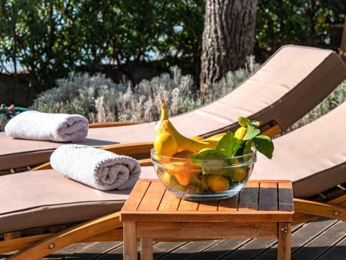 Luxury Villa On The Beach With Sunny Garden, Parking
