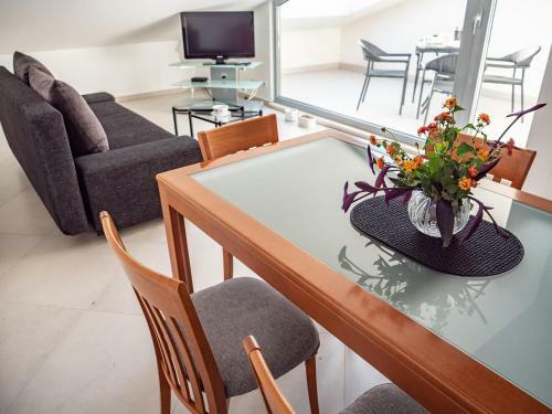 Luxury Villa On The Beach With Sunny Garden, Parking