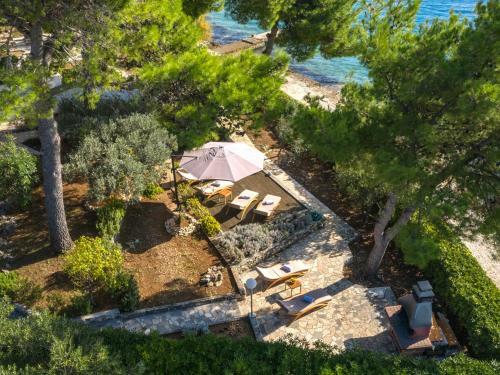 Luxury Villa On The Beach With Sunny Garden, Parking