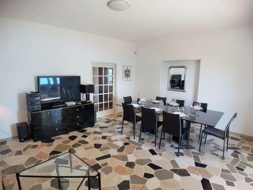 Luxury Villa On The Beach With Sunny Garden, Parking