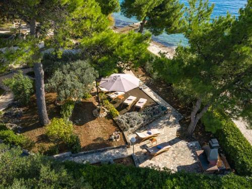 Luxury Villa On The Beach With Sunny Garden, Parking