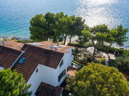 Luxury Villa On The Beach With Sunny Garden, Parking