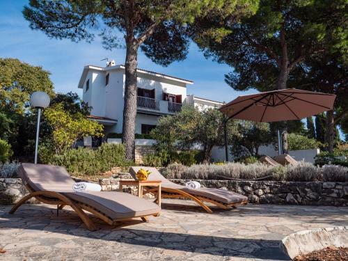 Luxury Villa On The Beach With Sunny Garden, Parking
