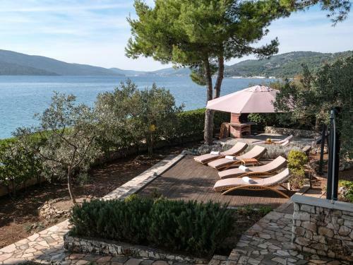 Luxury Villa On The Beach With Sunny Garden, Parking