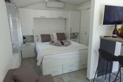 Apartment In Park Forest Soline Near The Sea
