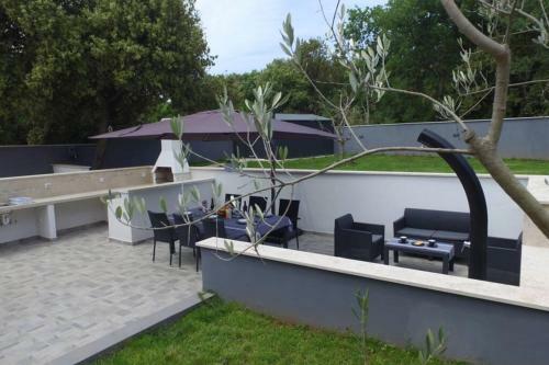 Apartment In Park Forest Soline Near The Sea