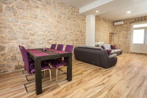 Marinus Apartments