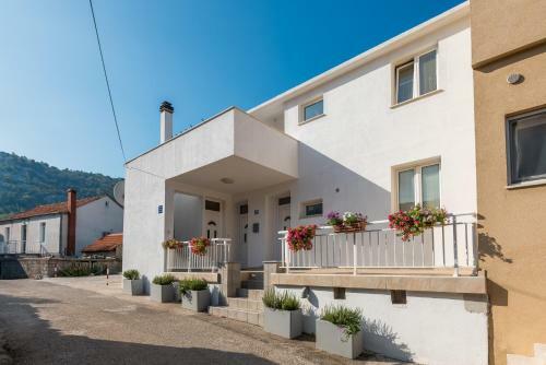Marinus Apartments