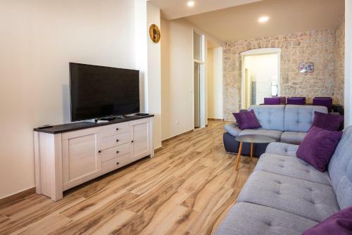 Marinus Apartments