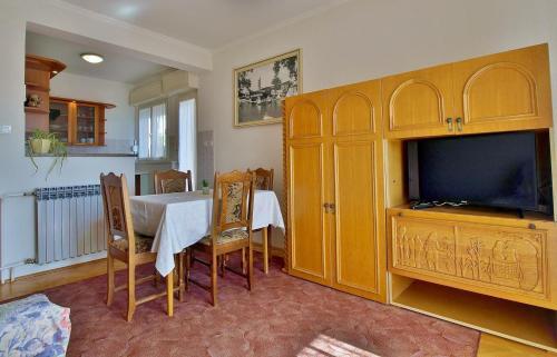 Apartments With A Parking Space Palit, Rab - 17881