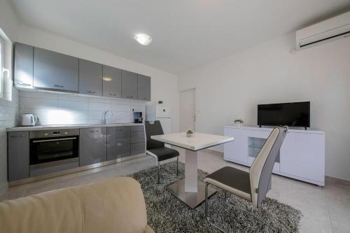 Apartments With A Parking Space Palit, Rab - 4970