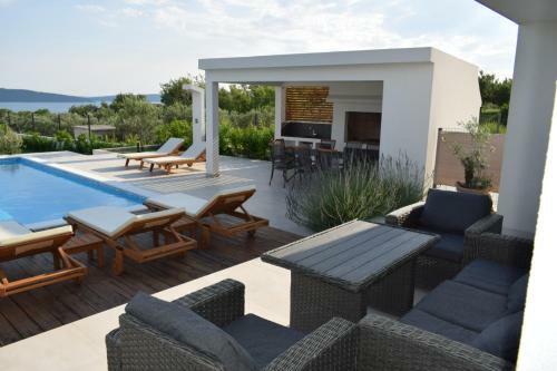 Villa Nikol, Heated Pool, Sea View And Bbq