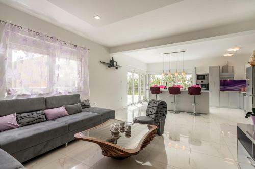 Villa Bu?ije With Private Pool