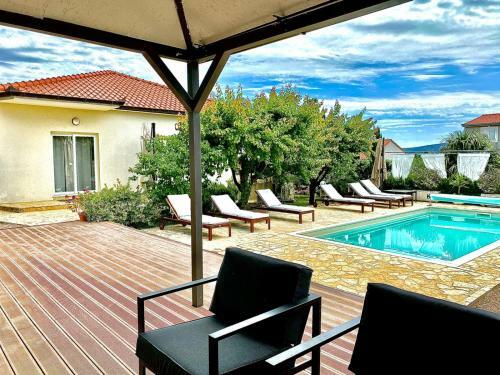 Villa Sunny Garden With Private Heated Pool