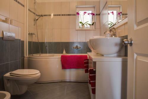 Villa Sunny Garden With Private Heated Pool