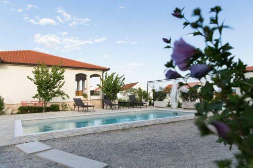 Villa Sunny Garden With Private Heated Pool
