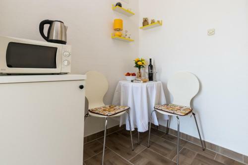 Charming Seafront Apartment Yellow